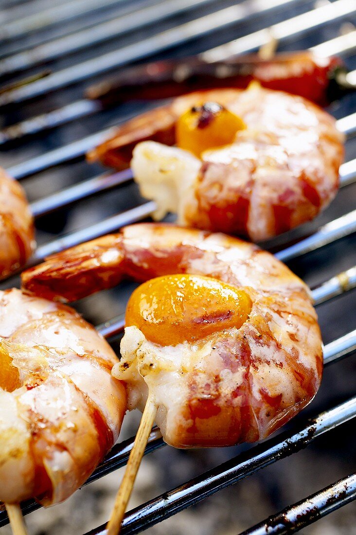 Barbecued shrimp kebabs with apricots