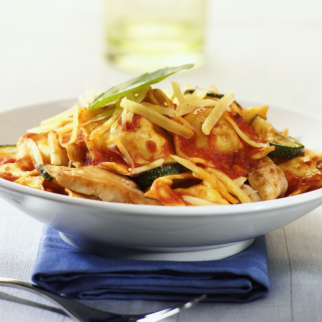 Tortellini mit Hähnchen und Zucchini in Tomatensauce