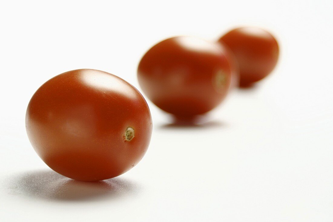 Drei Tomaten in einer Reihe
