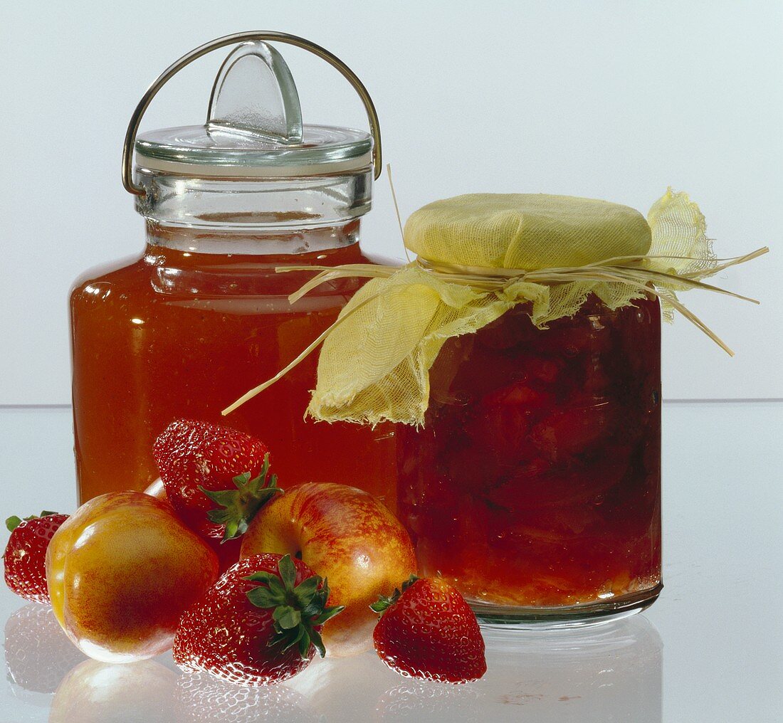 Erdbeermarmelade & Nektarinenmarmelade im Glas