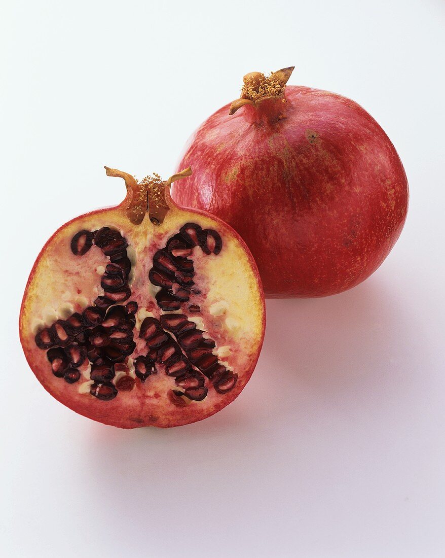 Ganzer und halber Granatapfel