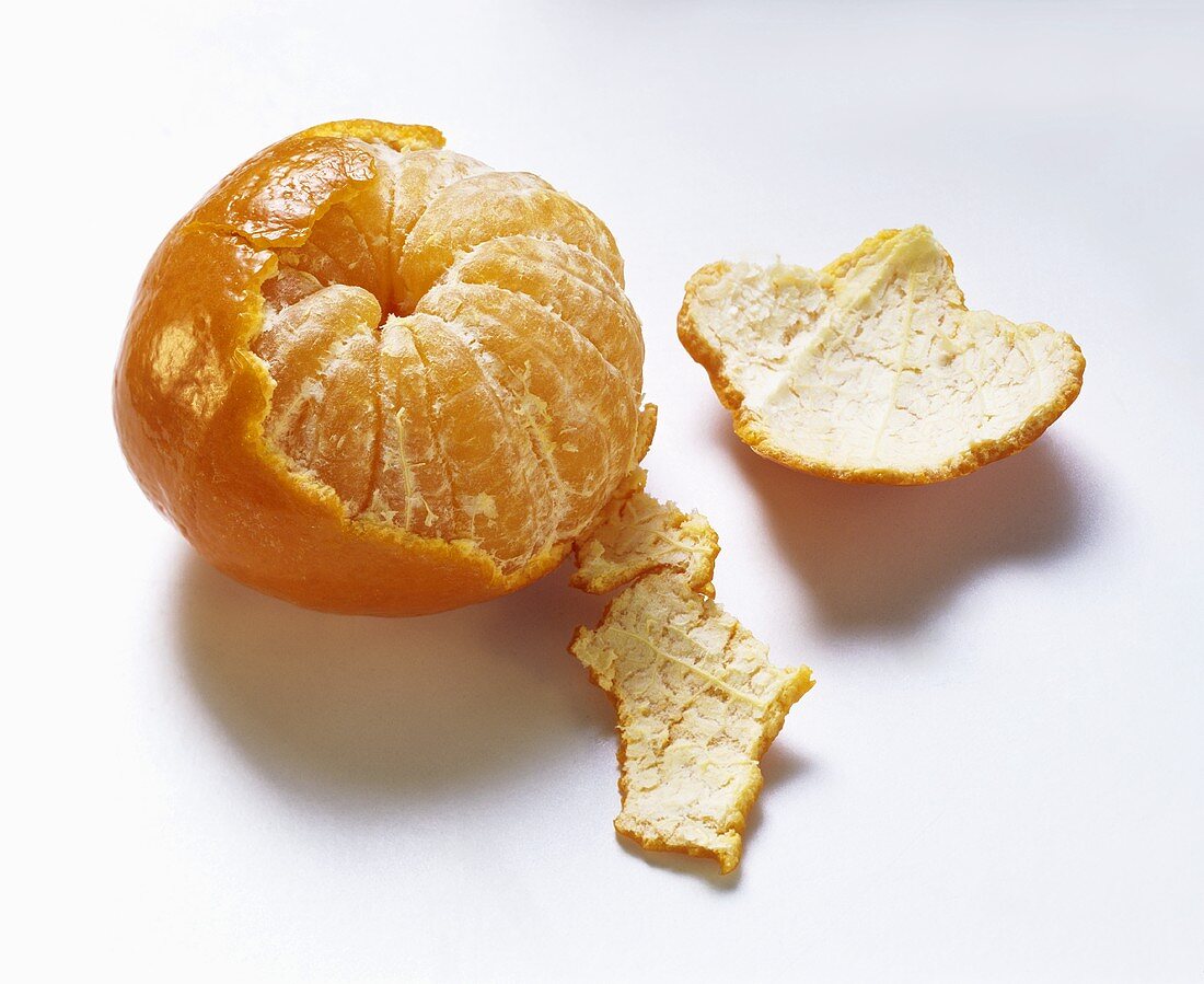 Mandarine, teilweise geschält
