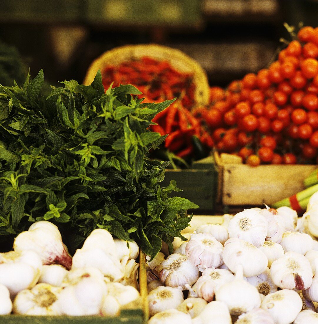 Gemüsemarkt: Knoblauch, Kräuter, Chilis und Tomaten