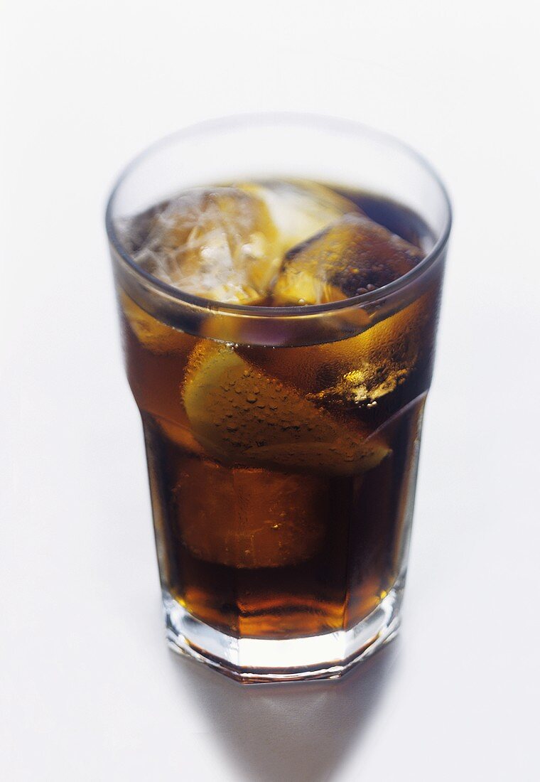 Glas Cola mit Eiswürfeln und Zitrone