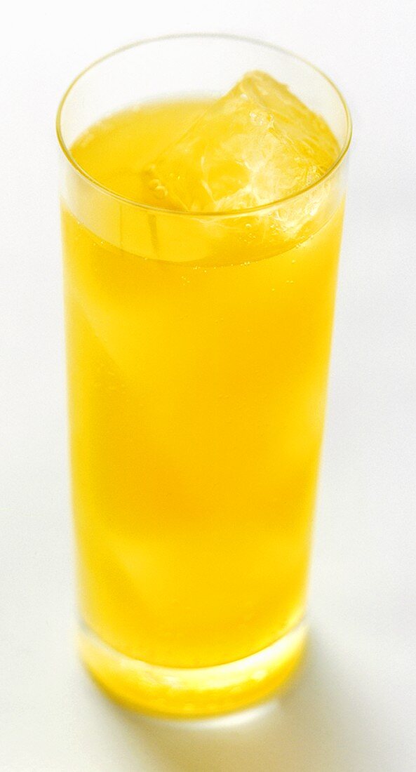 Glas Orangensaft mit Eiswürfeln