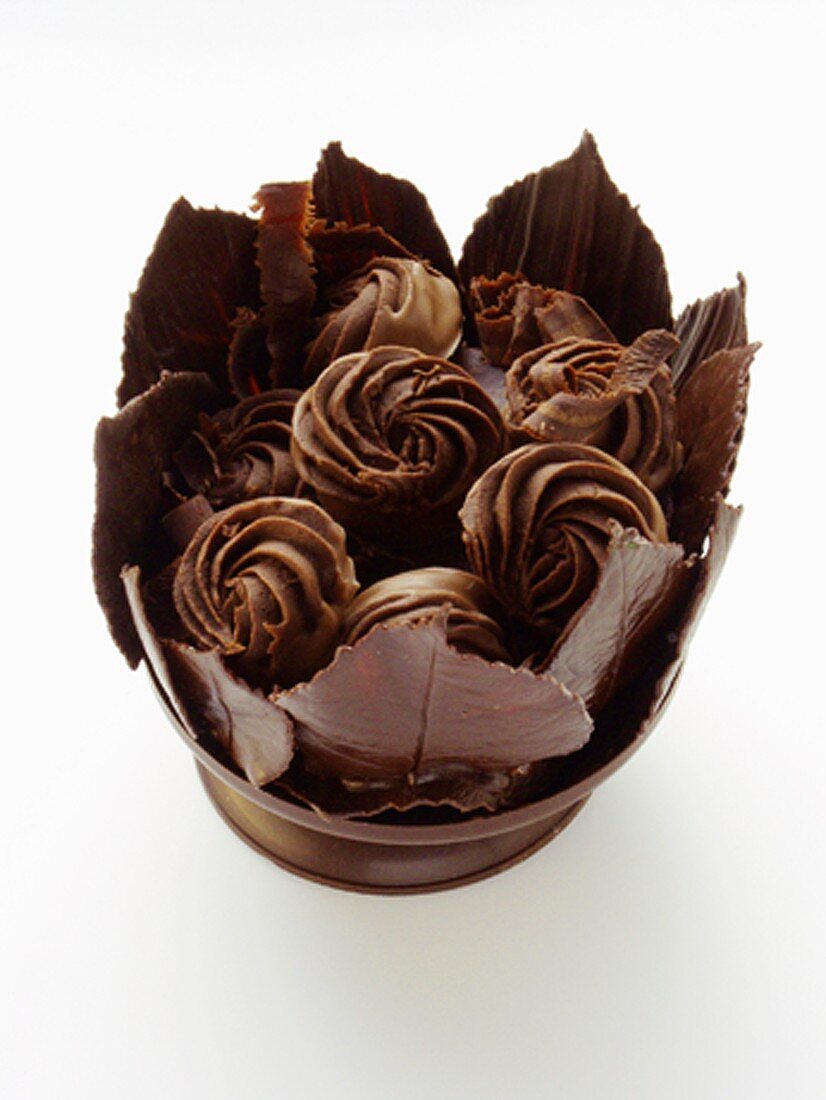 Schokoladenblätter und -rosetten im Schokoladenkorb