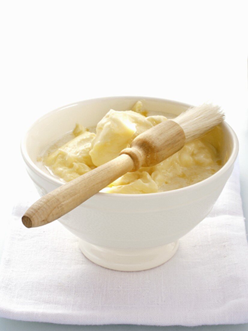 Butter, teilweise geschmolzen, mit Kuchenpinsel