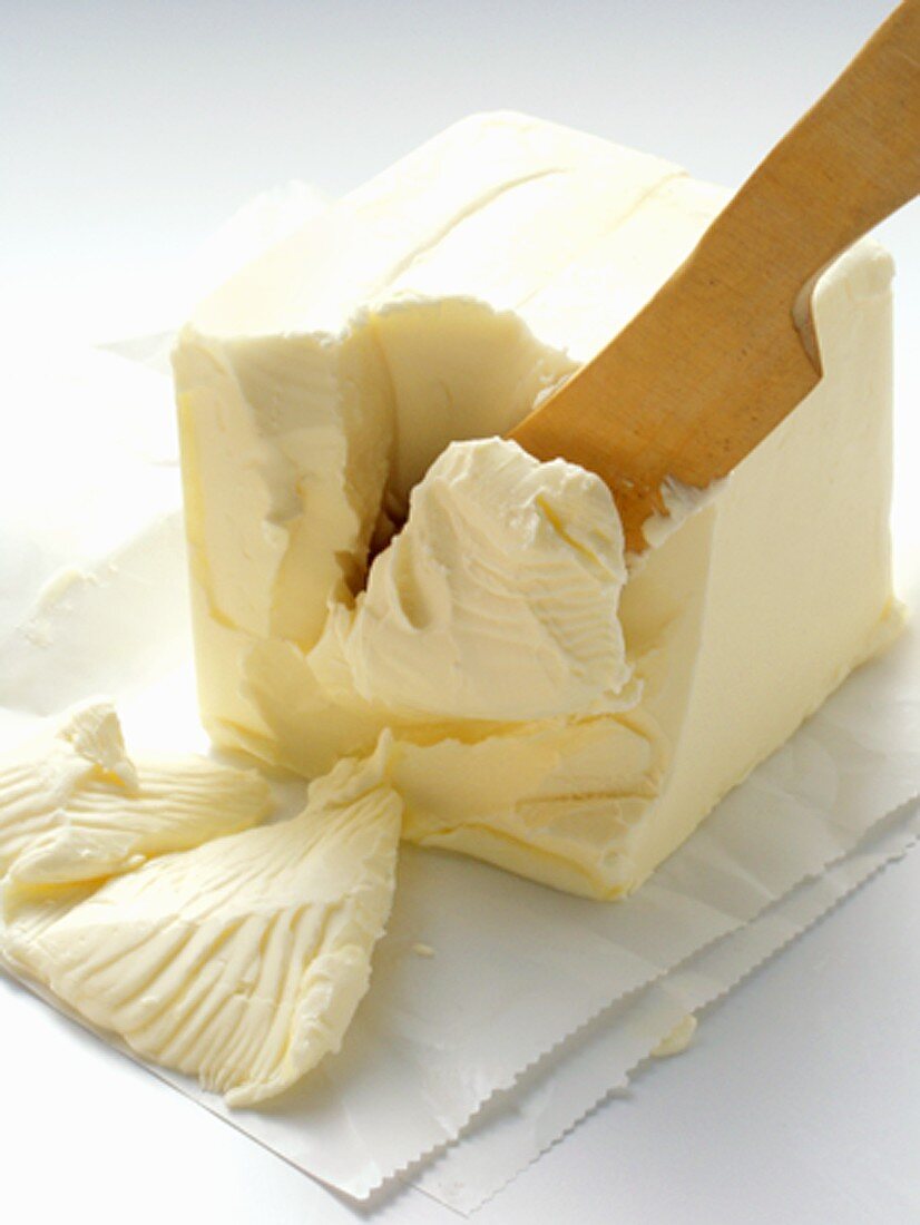 Butter mit Holzmesser