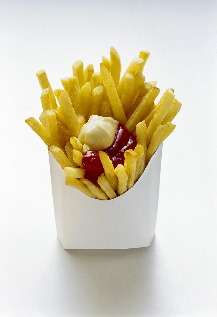 Pommes frites mit Ketchup und Mayo in weisser Fast-Food-Box