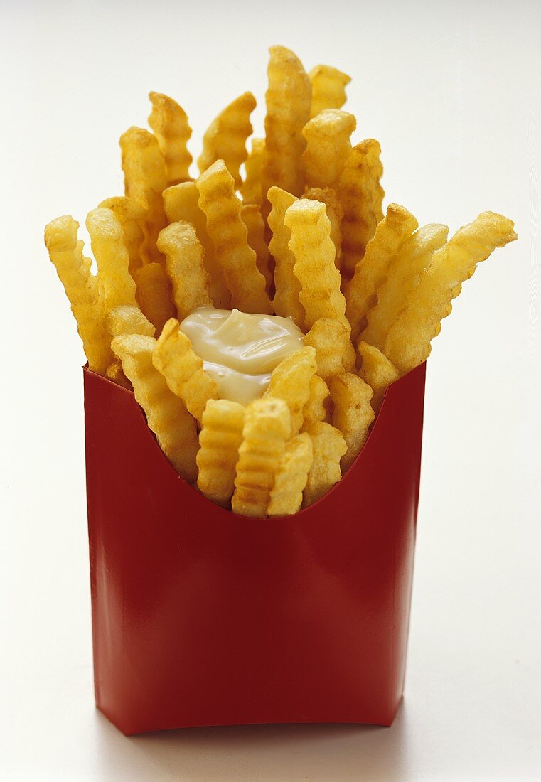 Pommes frites mit Mayonnaise in roter Fast-Food-Box