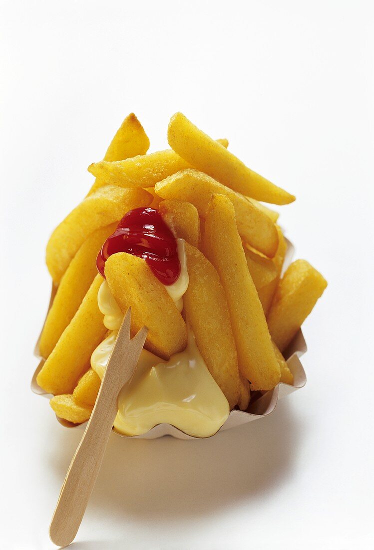 Pommes frites mit Ketchup und Mayonnaise auf Pappteller