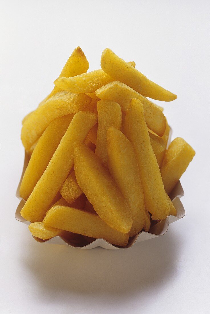 Pommes frites auf Pappteller