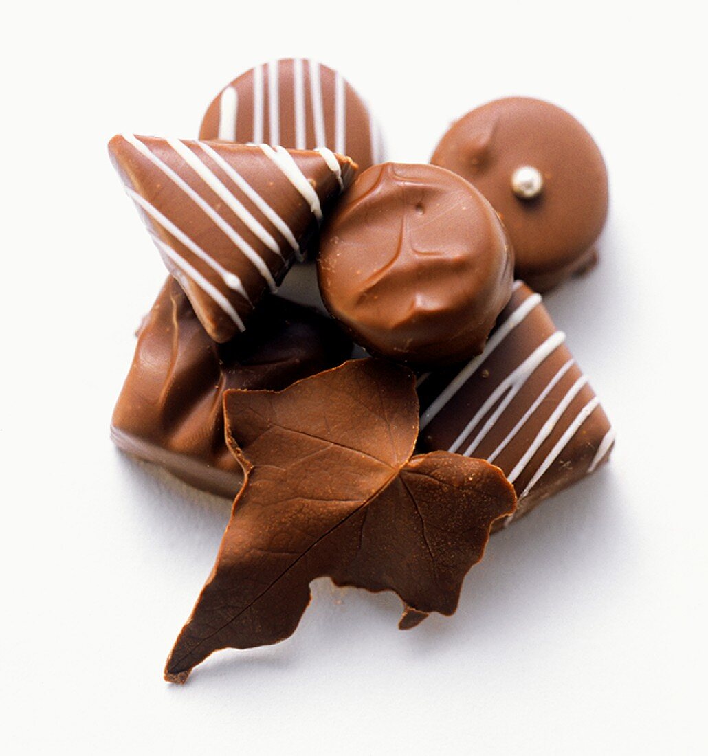 Schokoladenkonfekt mit Schokoladenblatt