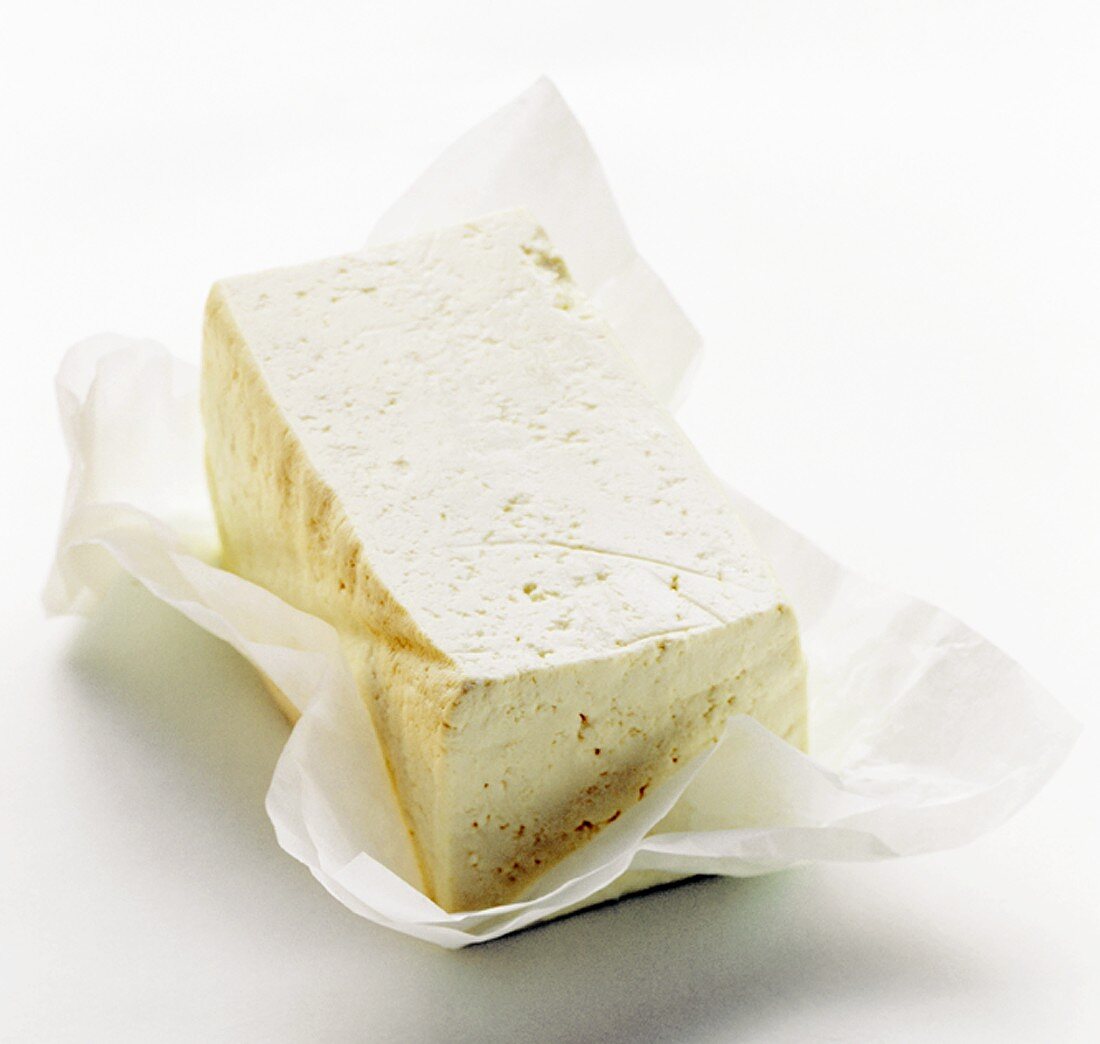 Tofu auf weißem Papier