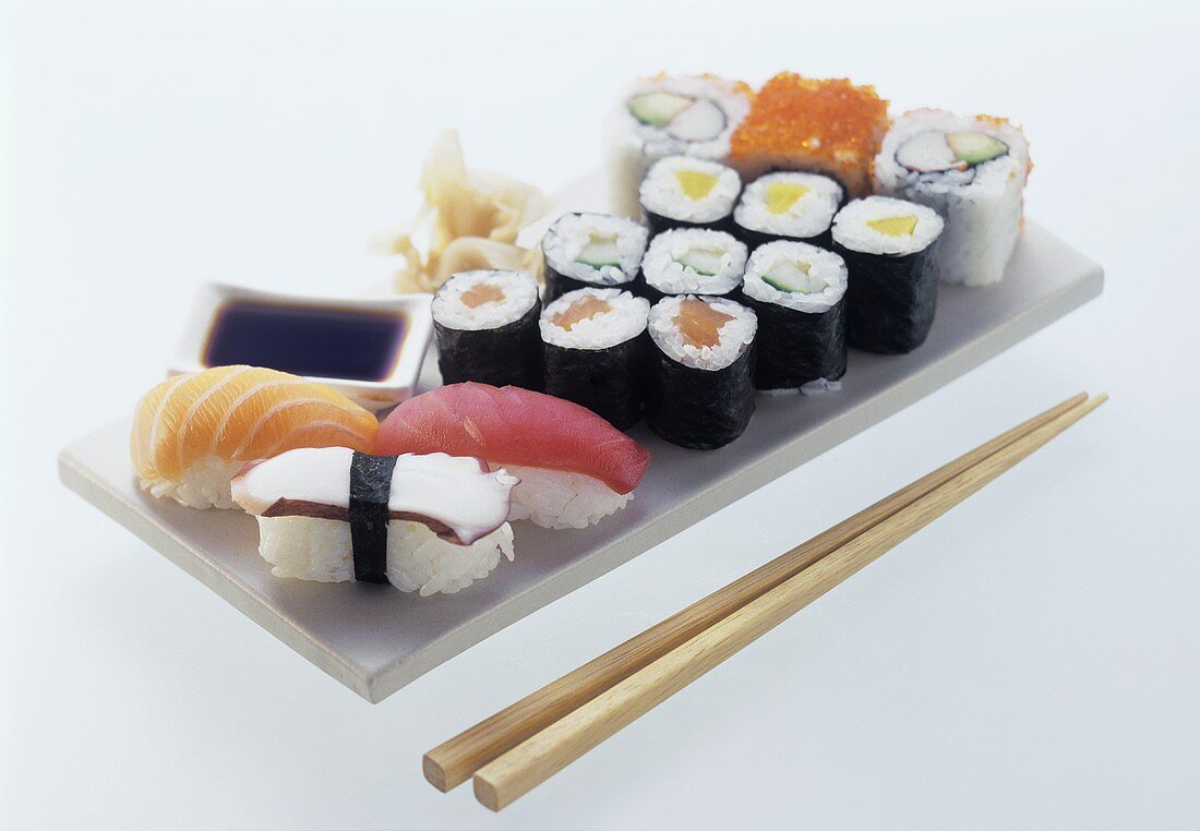 Verschiedene Sushi auf weisser Platte