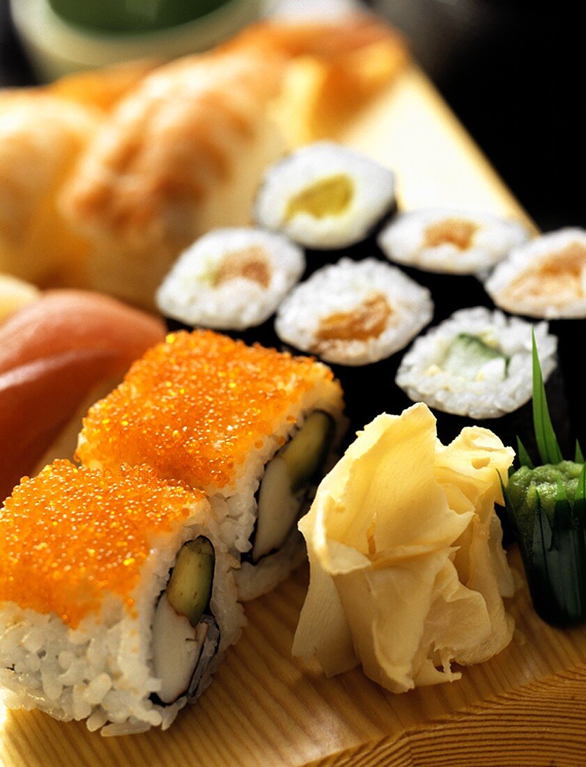 Verschiedene Sushi auf Sushibrett (Close up)