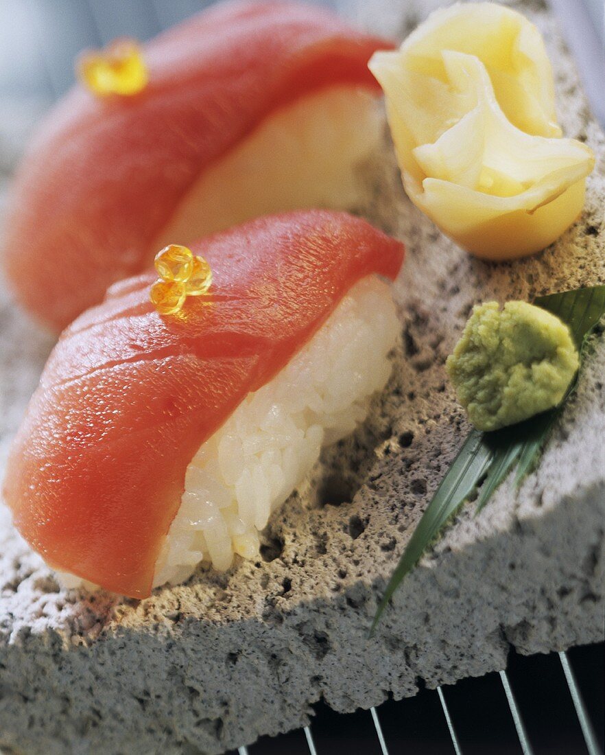 Nigiri-Sushi mit Thunfisch, Ingwer und Wasabi (Close up)