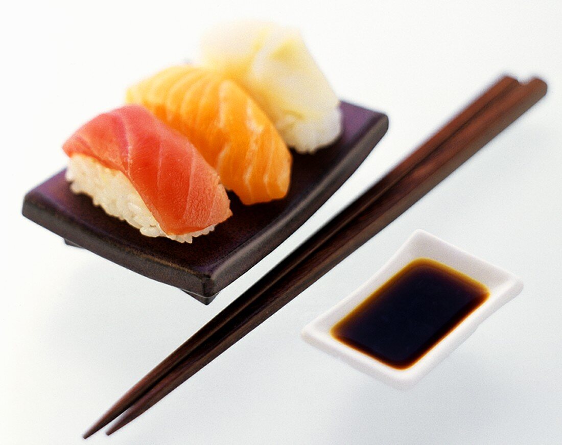 Nigiri-Sushi mit Sojasauce und Stäbchen