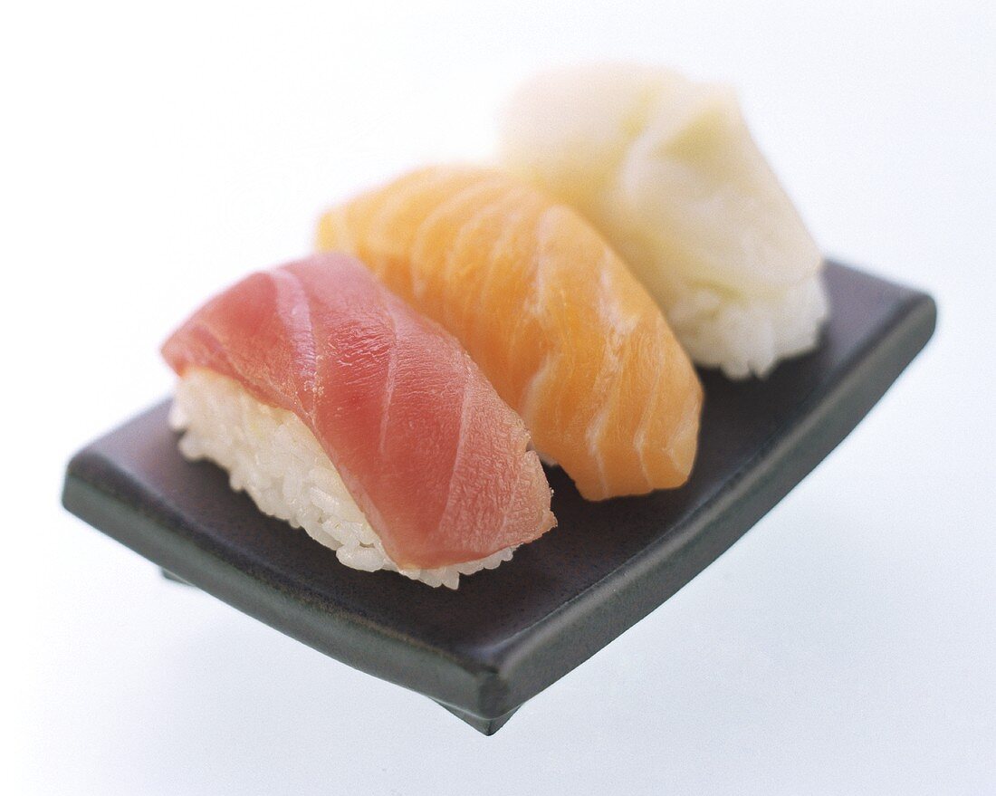 Nigiri-Sushi mit Thunfisch, Lachs und Butterfisch