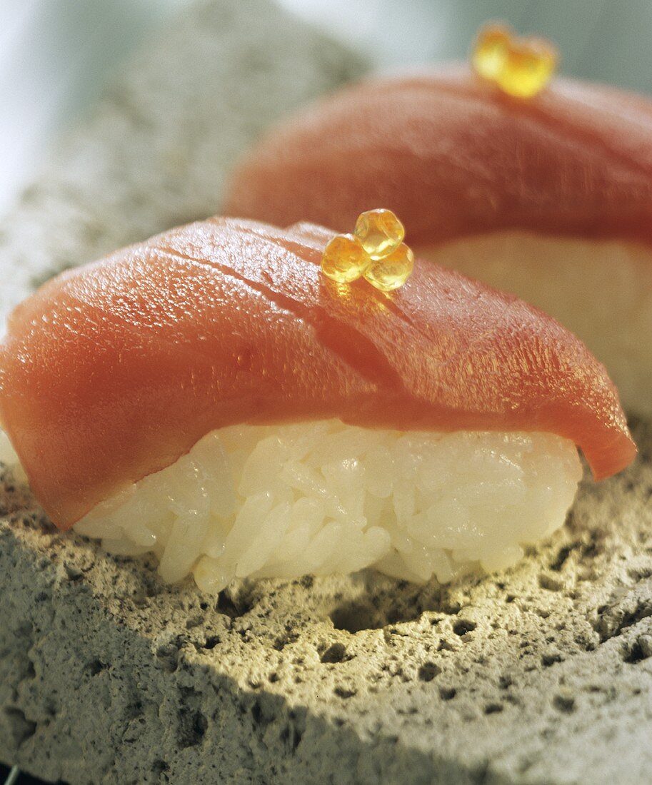 Nigiri-Sushi mit Thunfisch und Kaviar