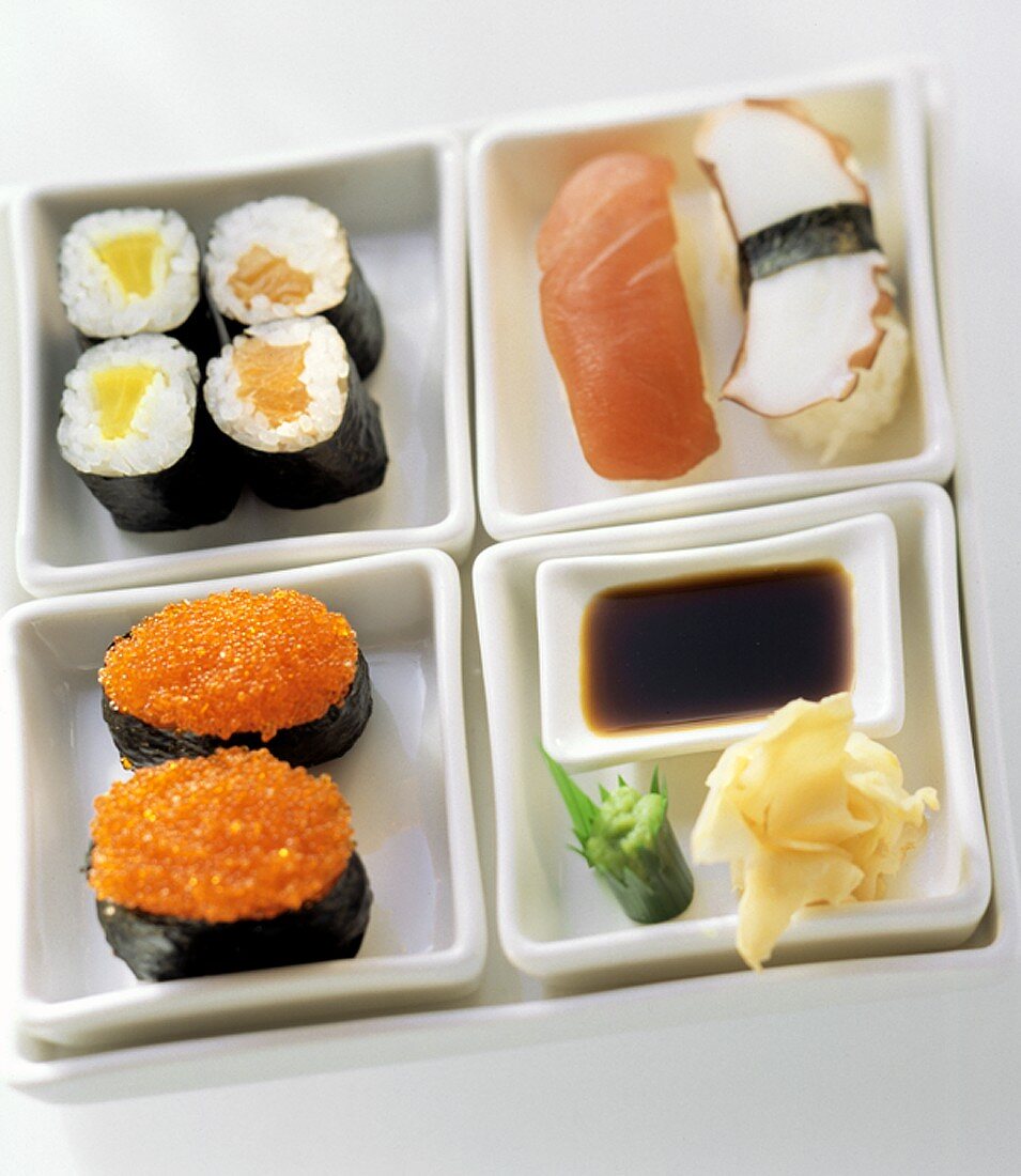 Verschiedene Sushi mit Sojasauce, Ingwer und Wasabi