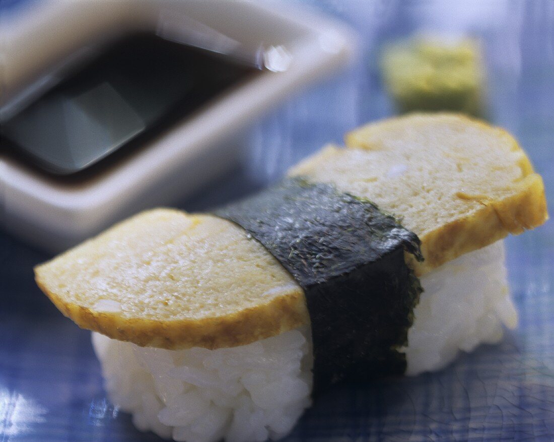 Nigiri-Sushi mit Eierstich und Sojasauce