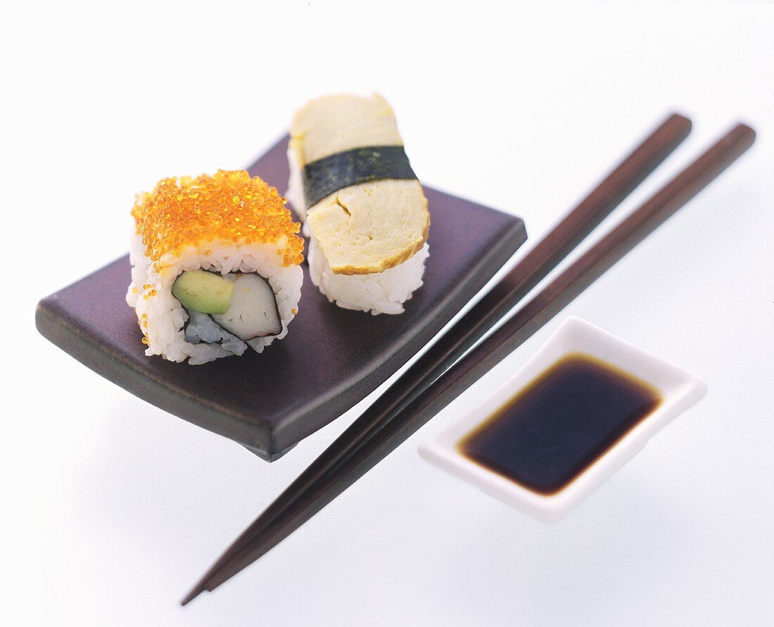 Sushi mit Stäbchen und Sojasauce