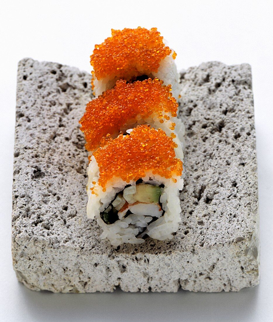 California-Rolls mit Kaviar auf einem Stein