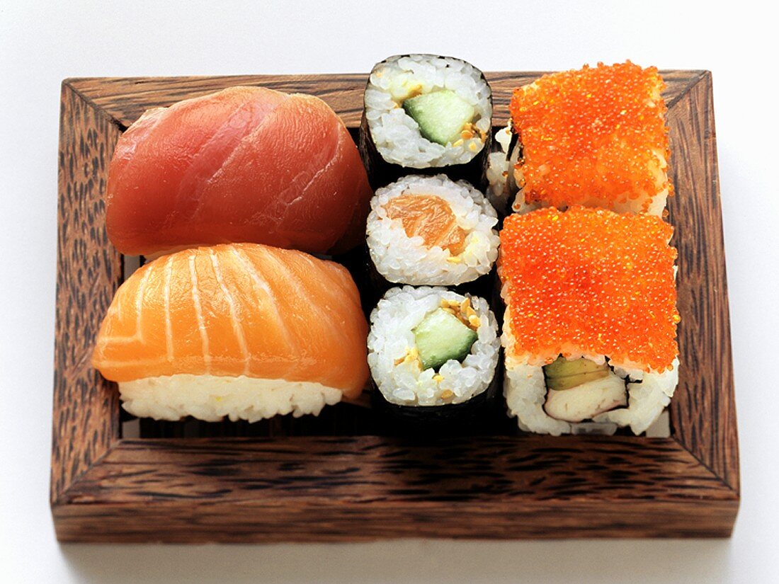 Verschiedene Sushi auf Holztablett