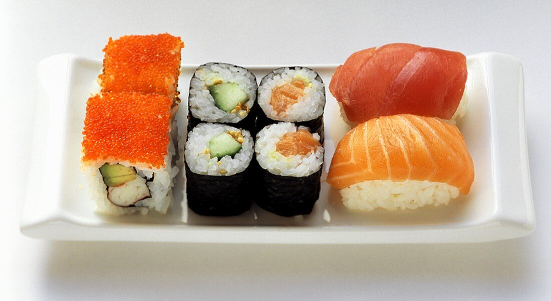 Verschiedene Sushi auf weisser Platte