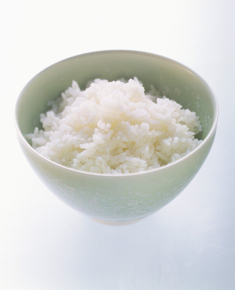 Gekochter Reis in weisser Schale