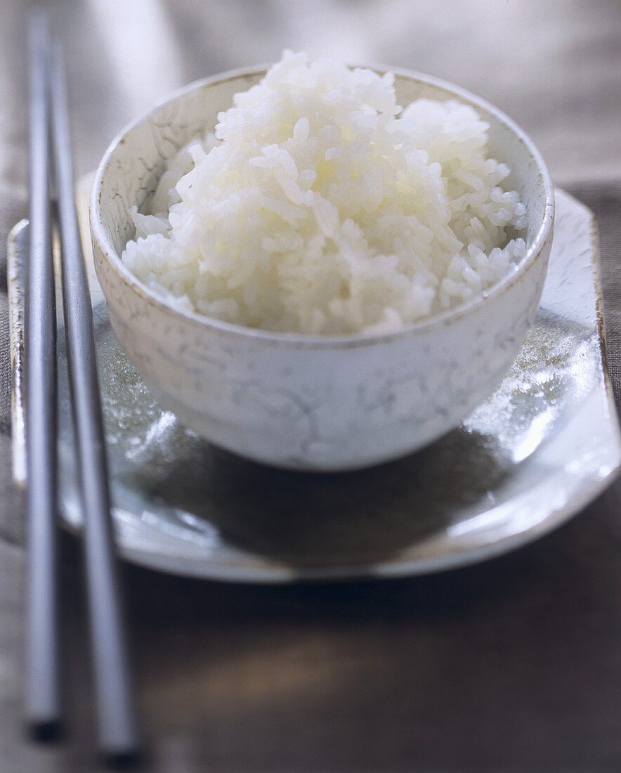 Gekochter Reis in asiatischer Schale
