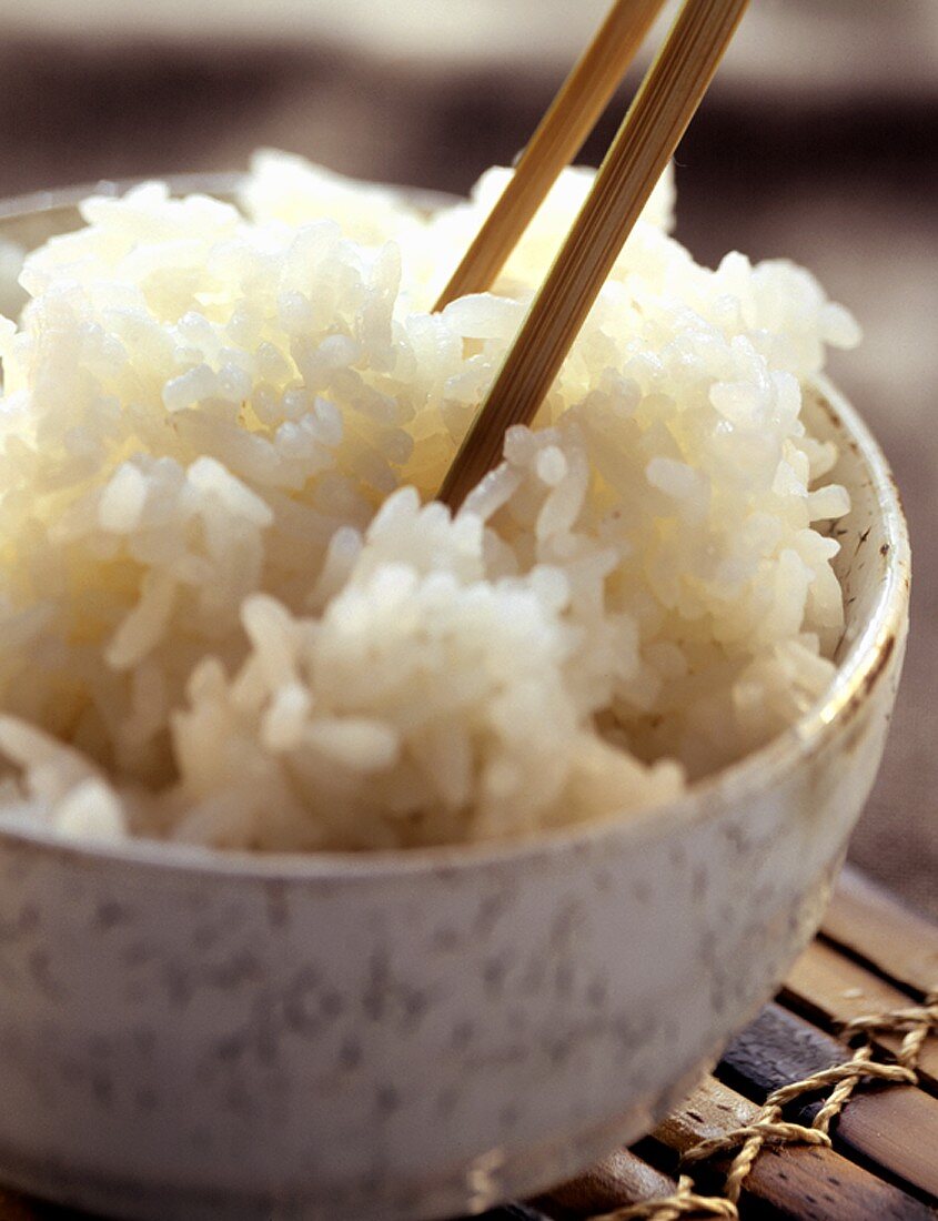 Schale Reis mit Essstäbchen (Close up)