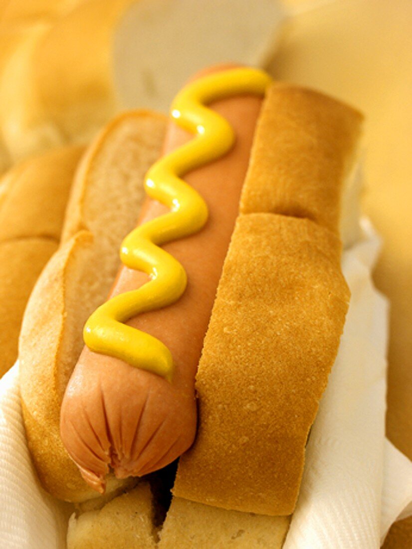 Hot Dog mit Senf in Serviette
