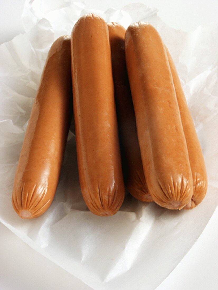Fünf Würstchen für Hot Dogs auf Papier