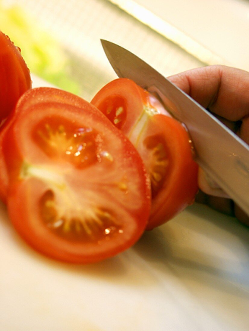 Tomate in Scheiben schneiden