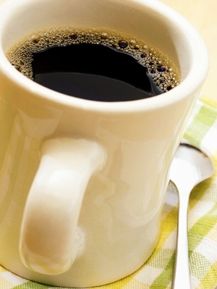 Schwarzer Kaffee in grosser Tasse