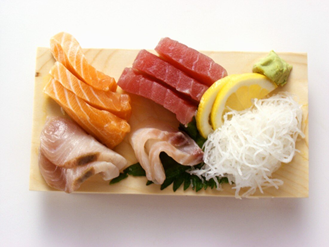 Sashimi mit Zitronen, Rettich und Wasabi