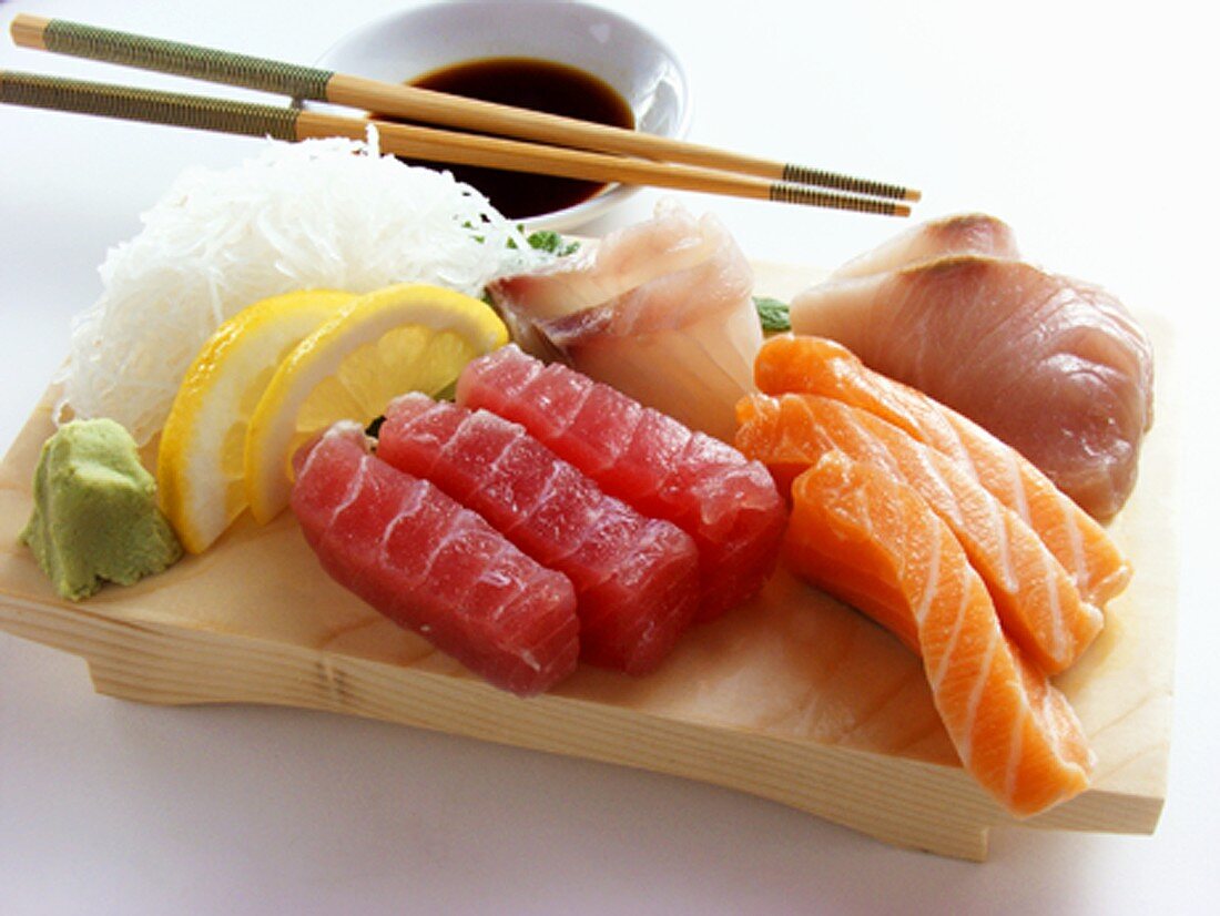 Sashimi mit Zitronen, Rettich und Wasabi; Sojasauce