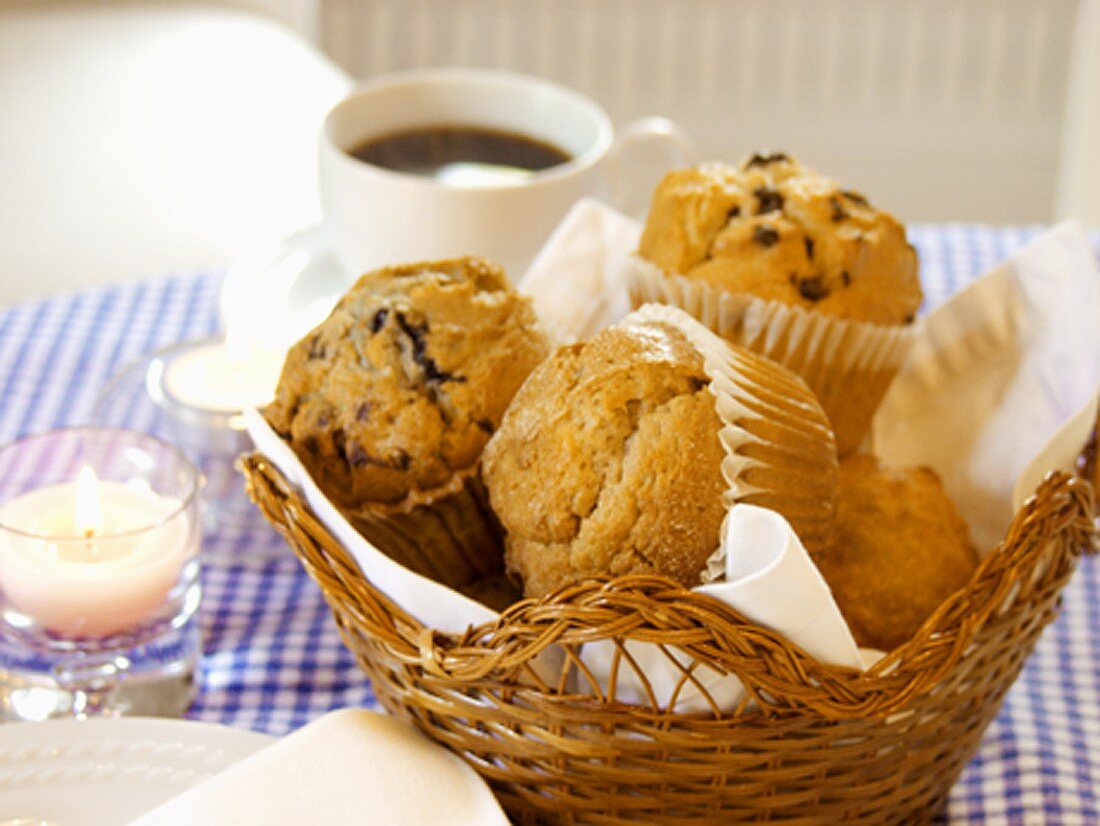 Verschiedene Muffins im Brotkorb