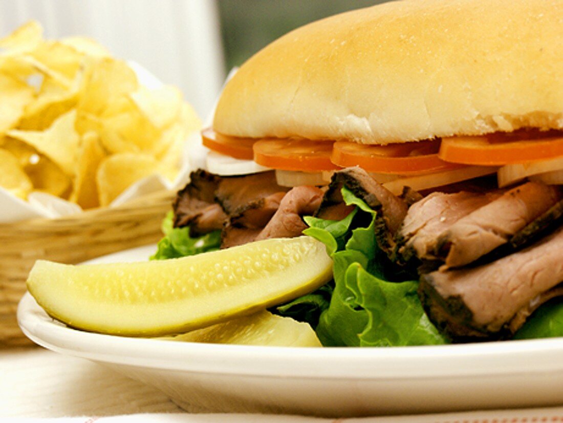 Sandwich mit Roastbeef und Gewürzgurken; Chips