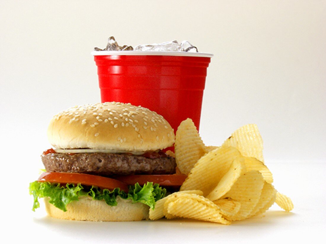 Hamburger mit Kartoffelchips und Cola