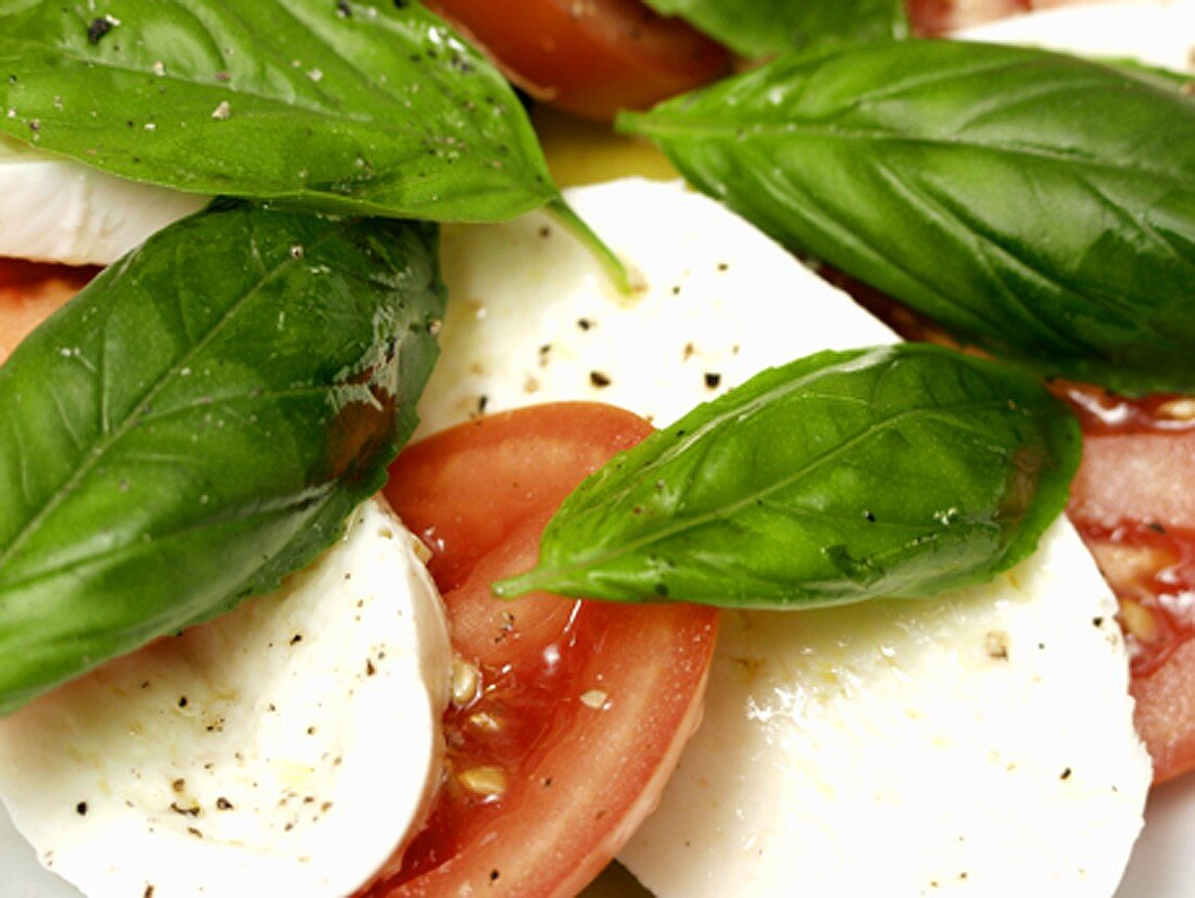 Tomaten mit Mozzarella und Basilikum (Ausschnitt)