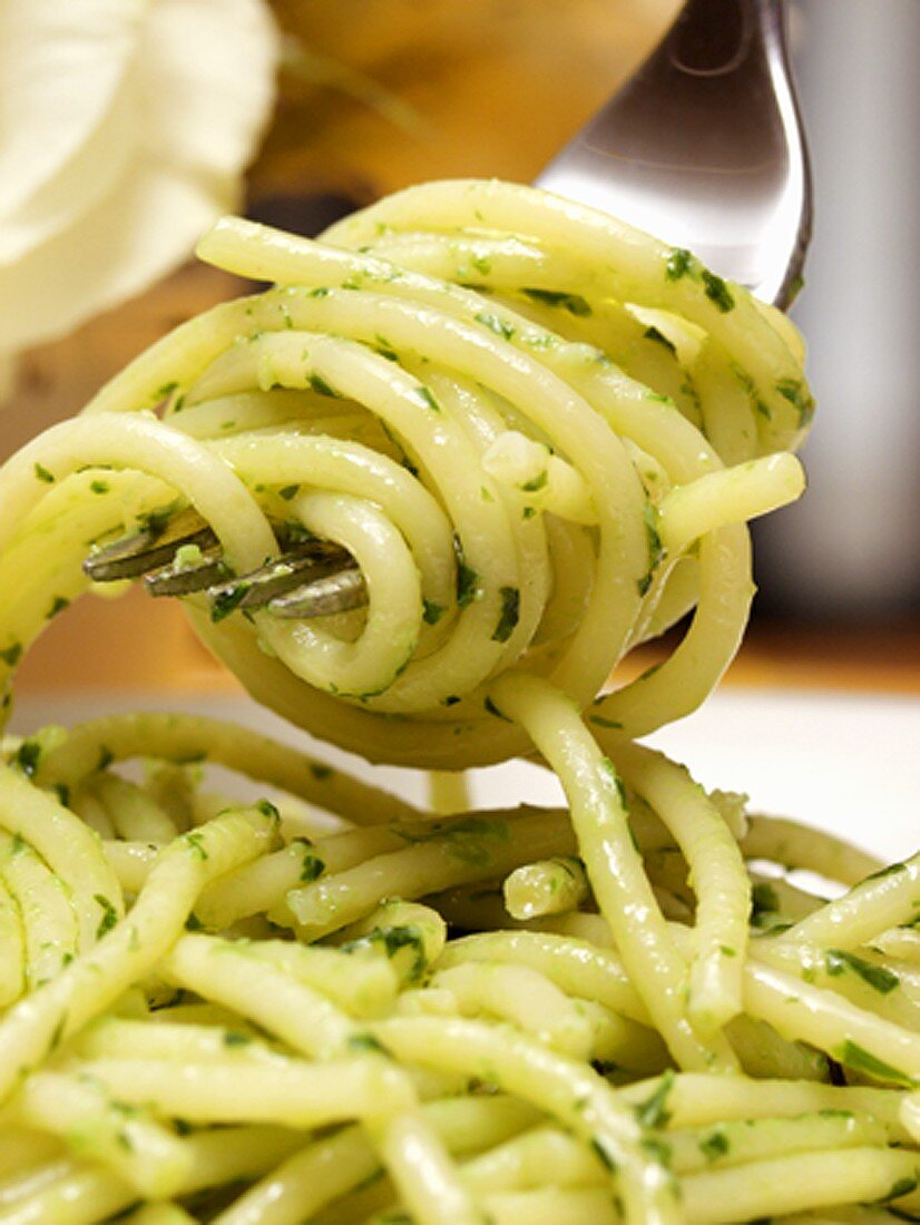 Spaghetti mit Pesto auf Gabel