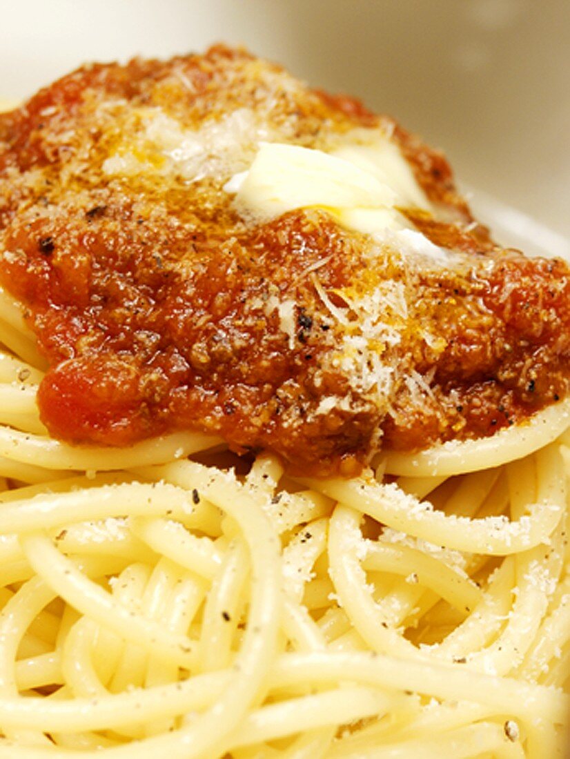 Spaghetti Bolognese mit Butter und Parmesan (Close Up)