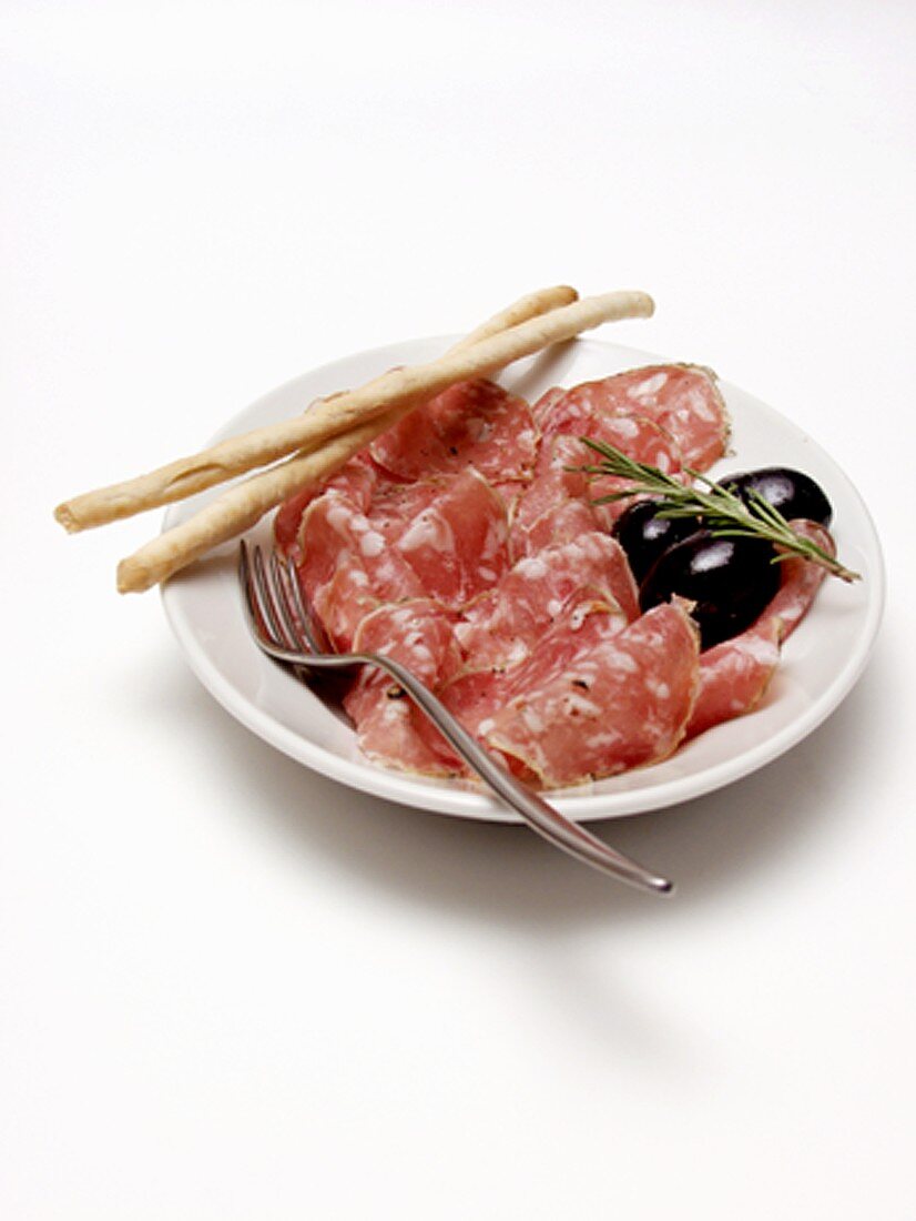 Salami mit Oliven, Rosmarin und Grissini