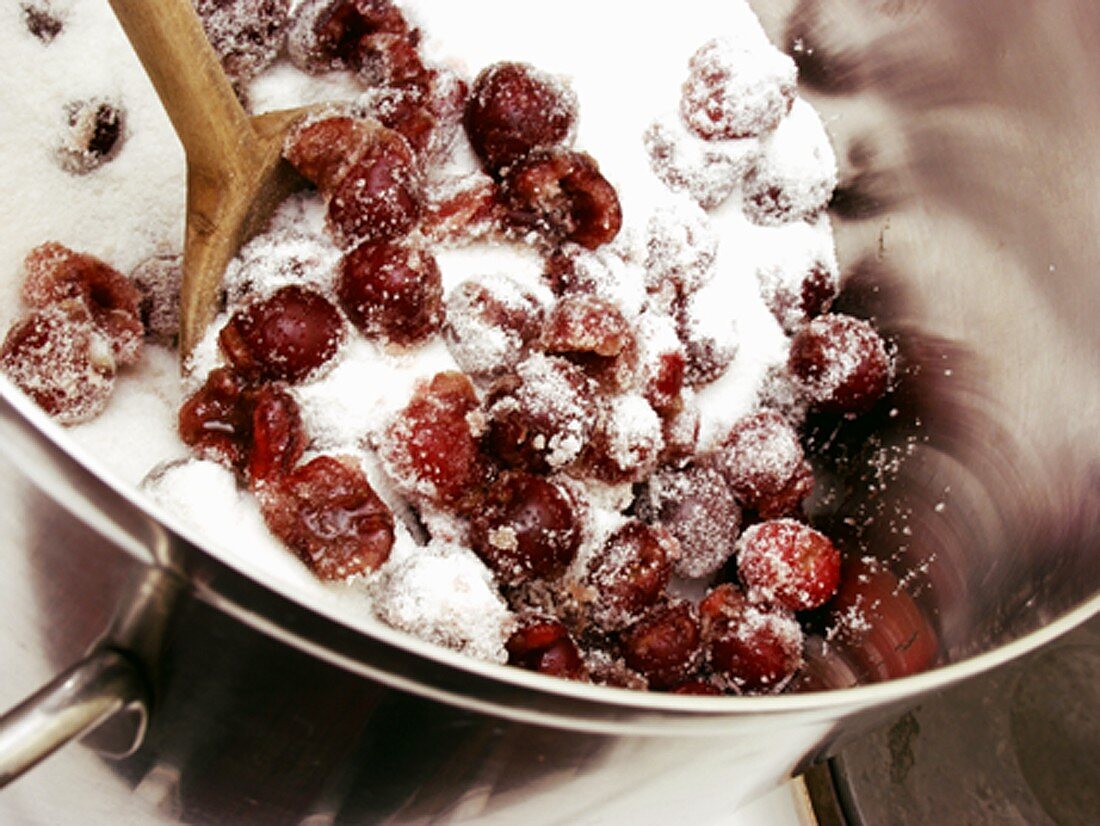 Kirschmarmelade zubereiten: Kirschen mit Zucker verrühren