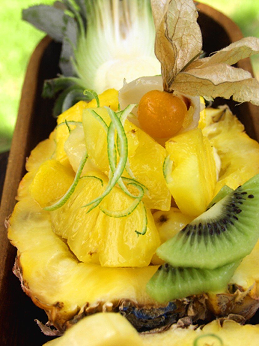 Exotischer Früchtesalat in ausgehöhlter Ananas