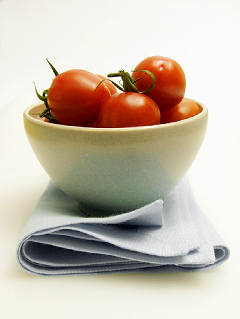 Frische Tomaten in Schale auf Tuch