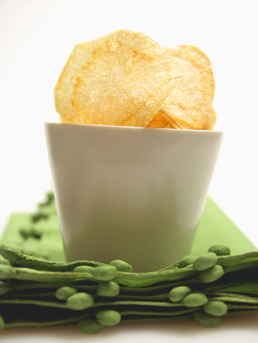 Kartoffelchips in weißem Schälchen